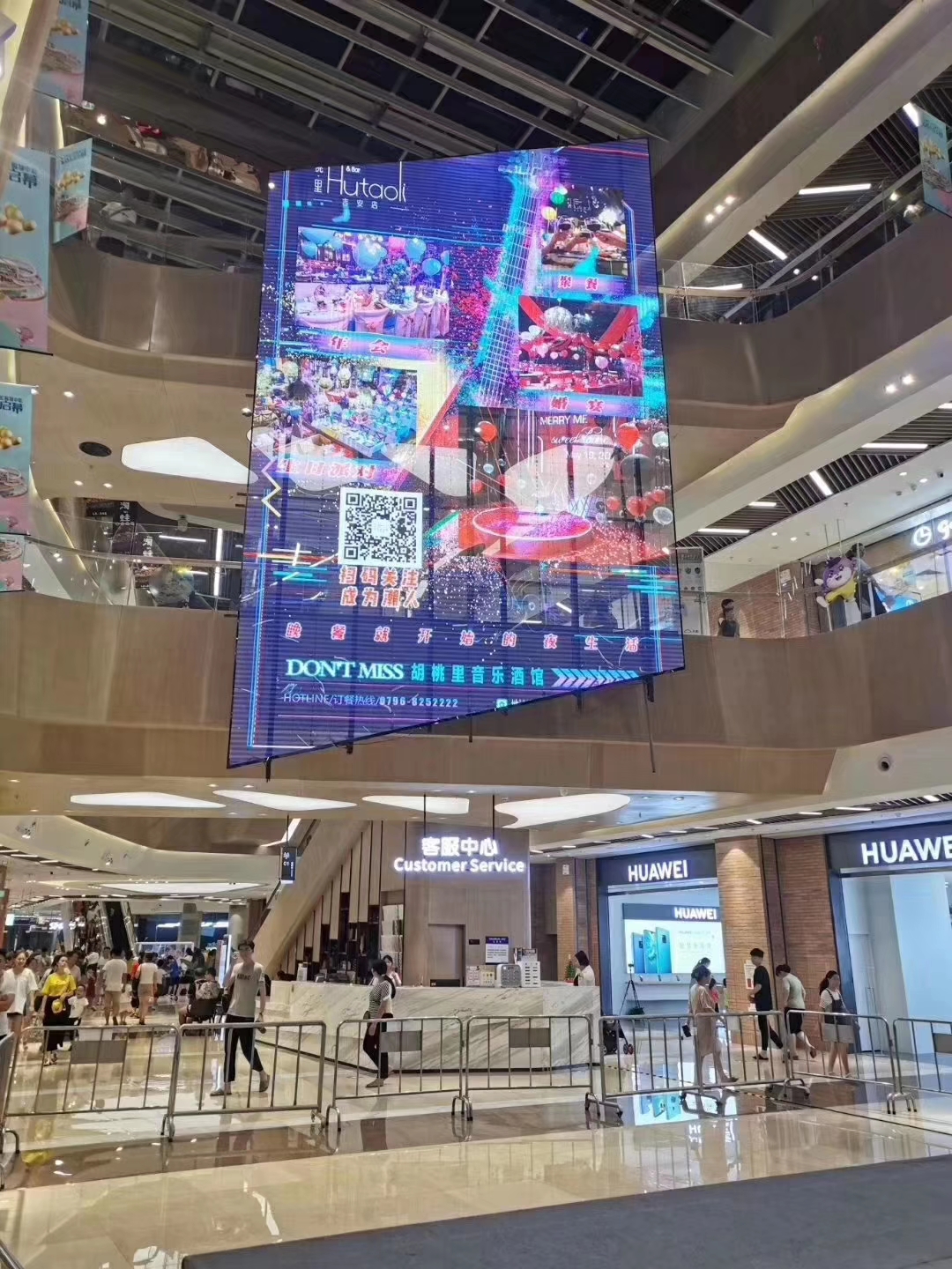 LED透明屏成功占领了我们的日常生活