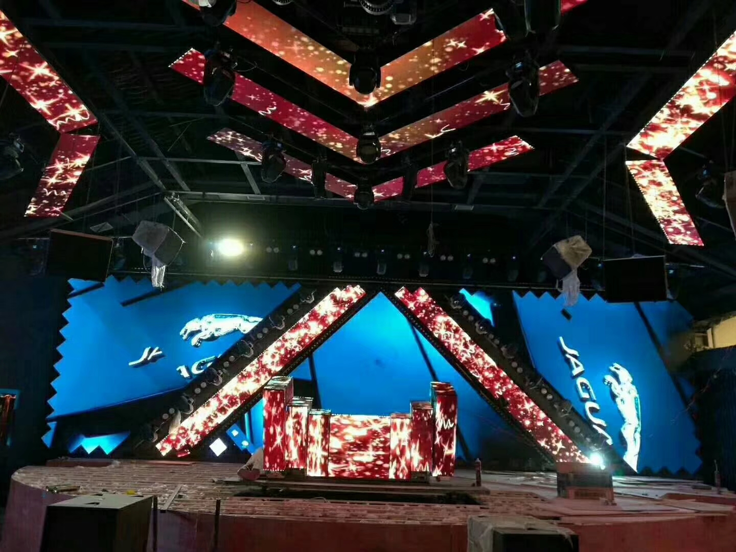 Realistic LED stage effects with LED display