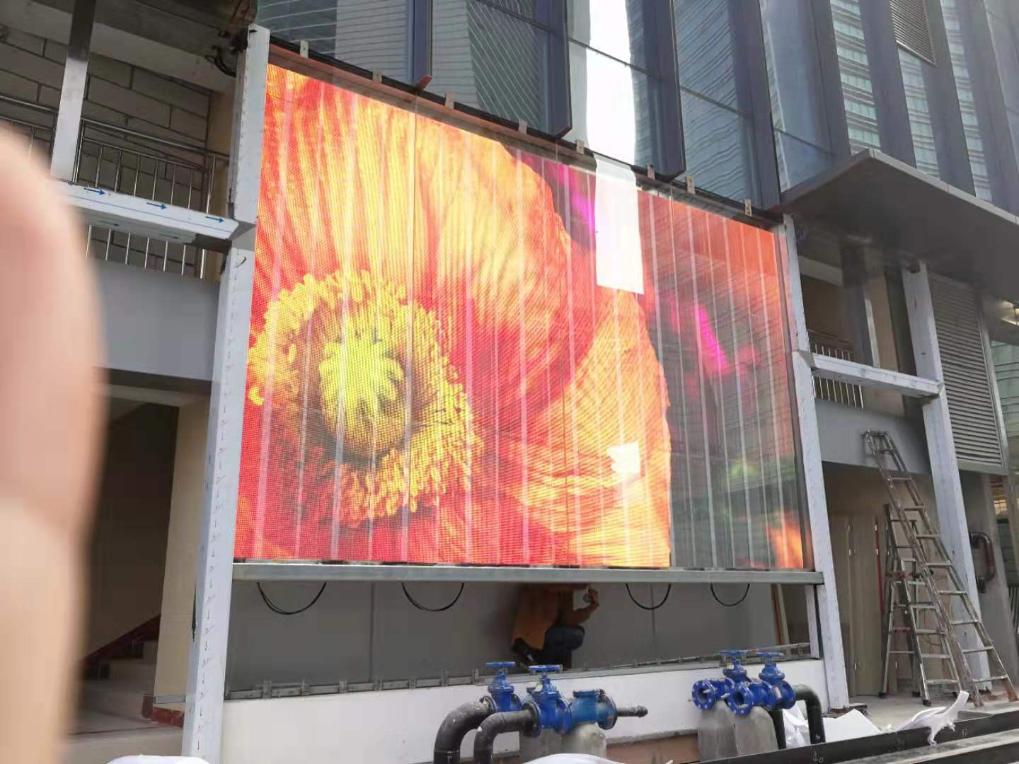 Led透明屏与格栅屏的区别